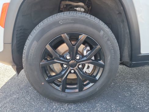 Used 2024 Jeep Grand Cherokee Altitude RWD image 9