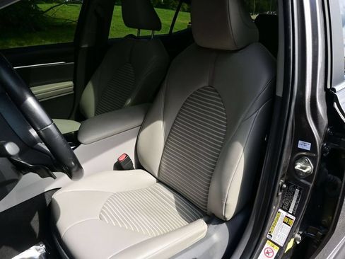 Used 2018 Toyota Camry SE w/ Moonroof Package FWD image 31