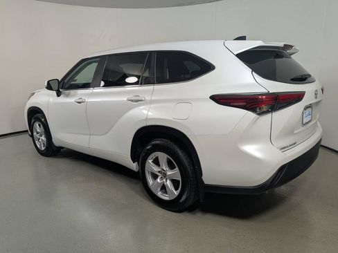 Used 2023 Toyota Highlander LE FWD image 6