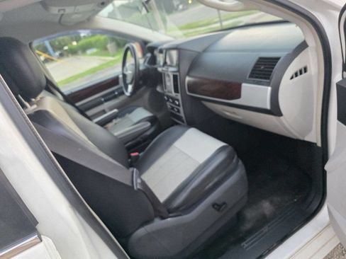 Used 2010 Chrysler Town & Country Touring Plus image 15