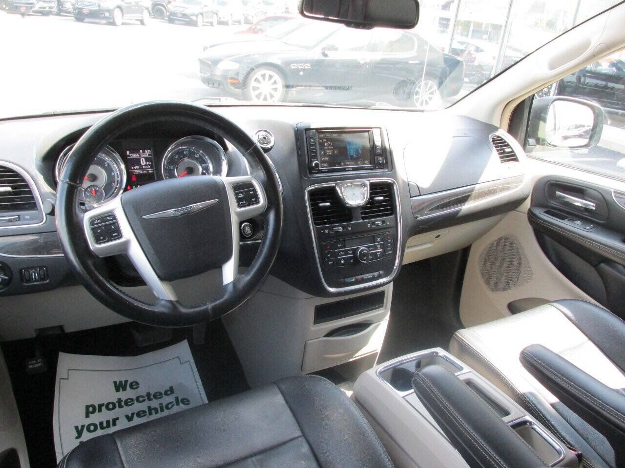 Used 2015 Chrysler Town & Country Touring w/ Driver Convenience Group FWD image 22