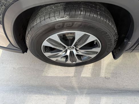 Used 2021 Toyota Highlander XLE AWD/4WD image 9