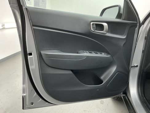 Used 2025 Hyundai Venue SEL image 16