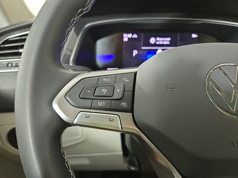 Used 2023 Volkswagen Tiguan SE AWD/4WD image 16