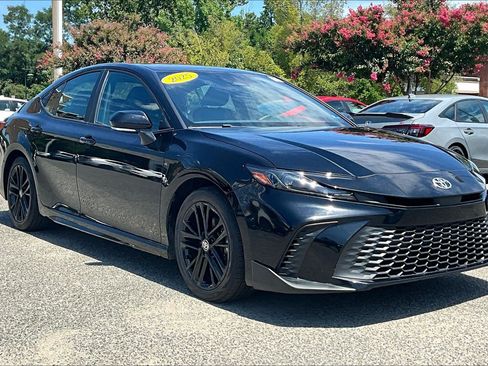 Used 2025 Toyota Camry SE FWD image 11