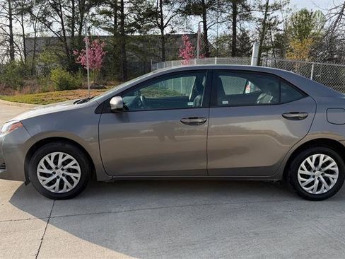 Used 2018 Toyota Corolla LE image 2