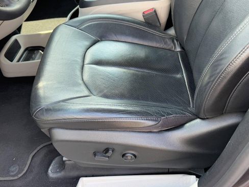 Used 2022 Chrysler Pacifica Touring-L FWD image 27