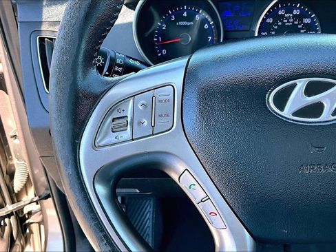 Used 2011 Hyundai Tucson GLS w/ Navigation Pkg 2 FWD image 17