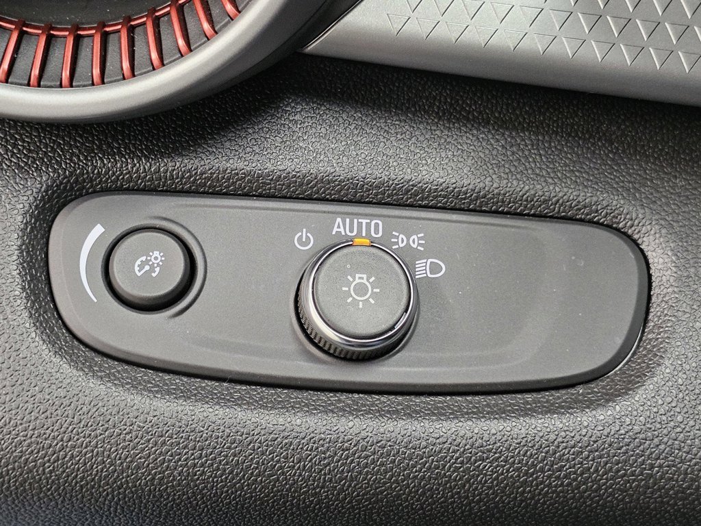 Used 2025 Chevrolet Trax RS w/ Sunroof Package FWD image 33
