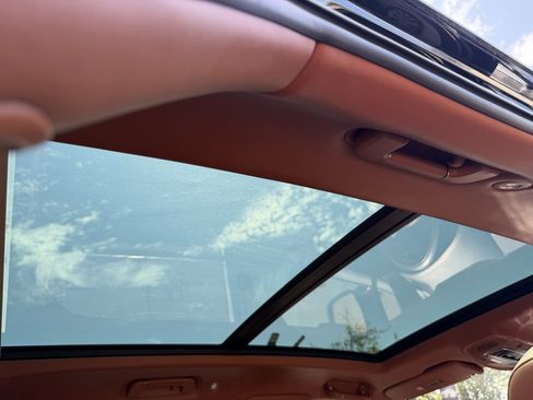 Used 2017 Bentley Bentayga AWD/4WD image 26