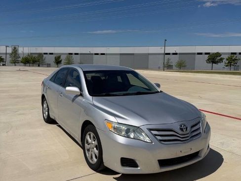 Used 2010 Toyota Camry LE image 1