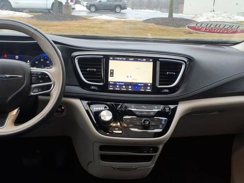 Certified 2020 Chrysler Pacifica Limited image 11