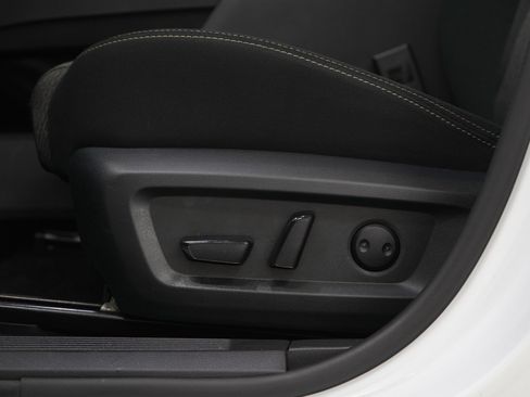 Used 2025 Nissan Rogue SV image 24