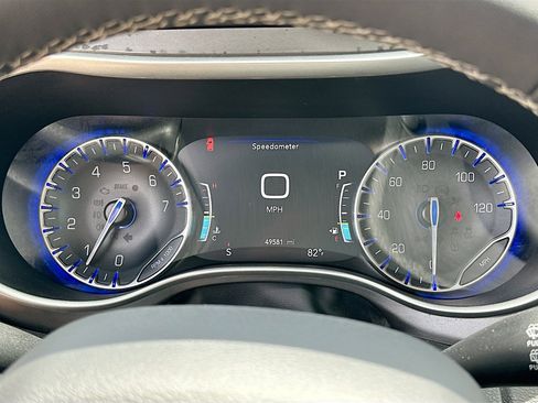 Used 2024 Chrysler Pacifica Touring-L FWD image 12