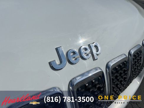 Used 2019 Jeep Cherokee Latitude w/ Popular Appearance Group image 11