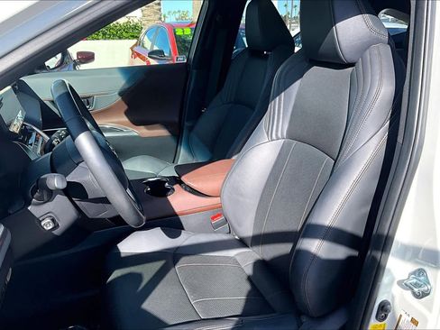 Used 2021 Toyota Venza Limited image 7