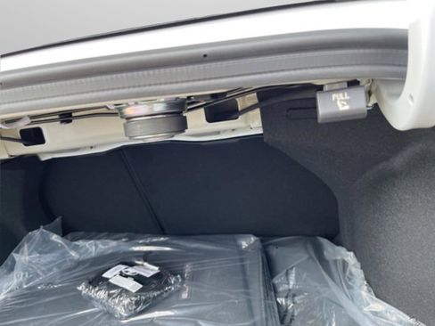 New 2025 Hyundai Elantra Limited image 41