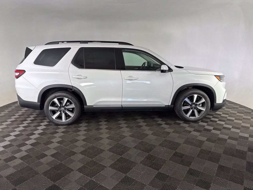 Certified 2025 Honda Pilot Touring image 11