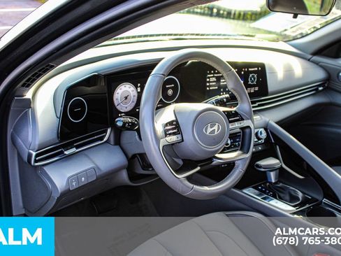 Used 2025 Hyundai Elantra SEL FWD image 30