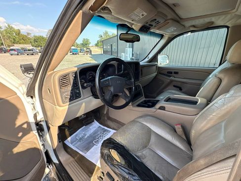 Used 2005 GMC Yukon XL SLT w/ SLT Preferred Equipment Group AWD/4WD image 9