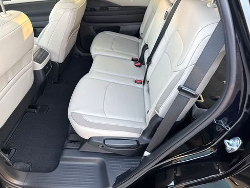 New 2025 Nissan Pathfinder SL image 13