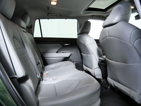 Used 2023 Toyota Highlander XLE AWD/4WD image 14
