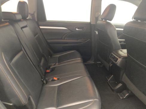 Used 2019 Toyota Highlander XLE FWD image 19
