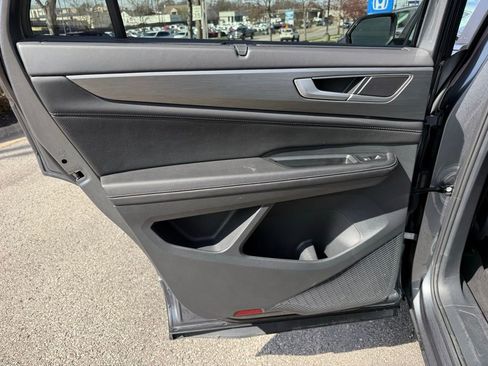 Used 2025 Volkswagen Atlas Cross Sport SE image 31