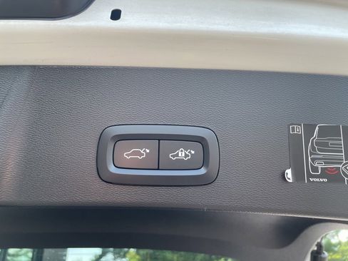 Used 2022 Volvo XC40 T5 R-Design w/ Advanced Package image 9