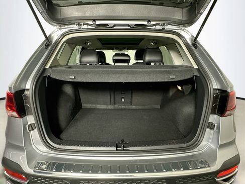 Used 2022 Volkswagen Taos SE w/ Panoramic Sunroof Package FWD image 28