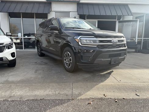 Used 2024 Ford Expedition Max XLT image 2