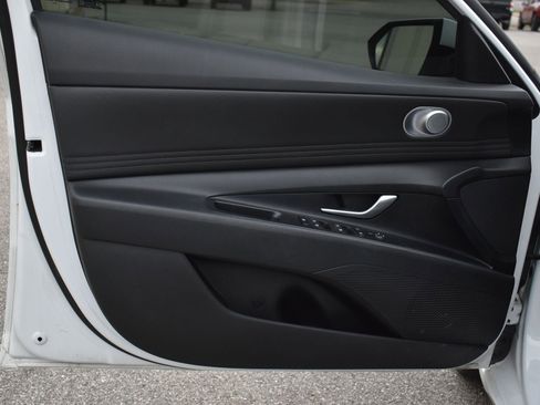 Used 2021 Hyundai Elantra SEL w/ Convenience Package image 12