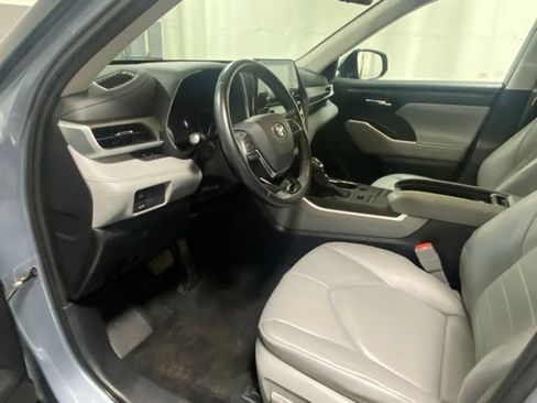 Used 2020 Toyota Highlander XLE AWD/4WD image 10