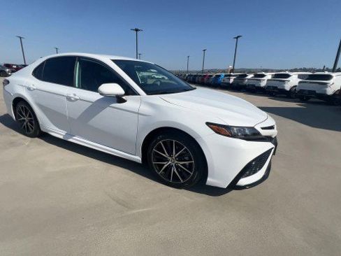 Used 2024 Toyota Camry SE image 2