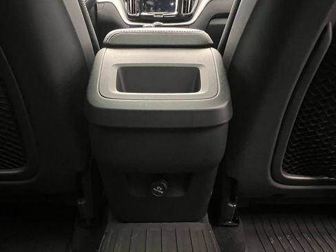Used 2018 Volvo XC60 T5 Momentum w/ Vision Package image 9