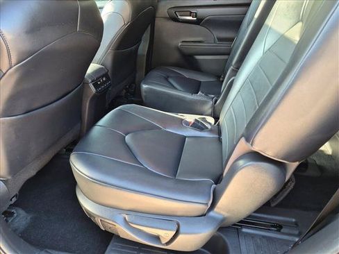 Used 2023 Toyota Highlander XLE FWD image 17