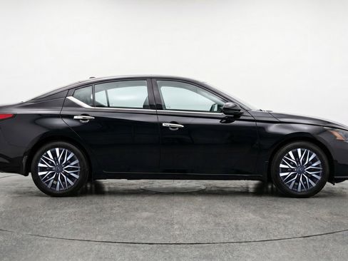Used 2025 Nissan Altima 2.5 SV FWD image 11