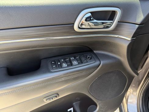 Used 2020 Jeep Grand Cherokee Limited image 21