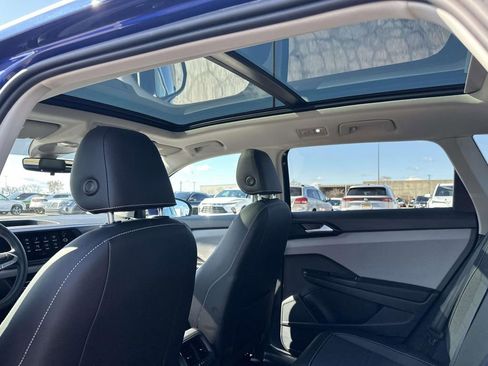 Used 2023 Volkswagen Taos SE w/ Panoramic Sunroof Package image 18
