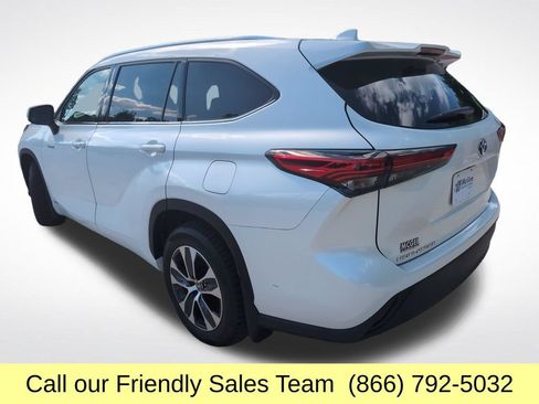 Certified 2020 Toyota Highlander XLE AWD/4WD image 3