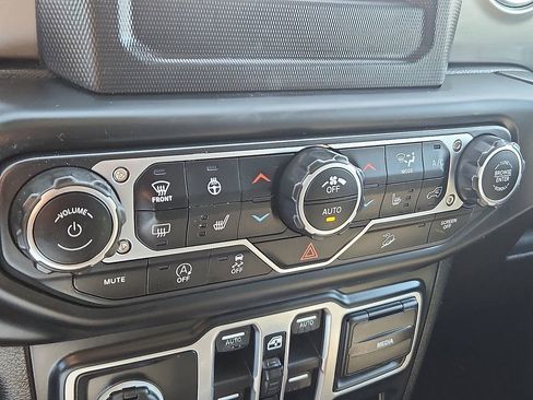 Used 2018 Jeep Wrangler Unlimited Sahara w/ Cold Weather Group AWD/4WD image 10
