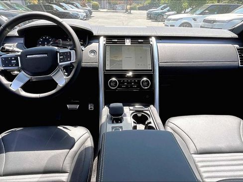 New 2025 Land Rover Discovery Dynamic SE image 7