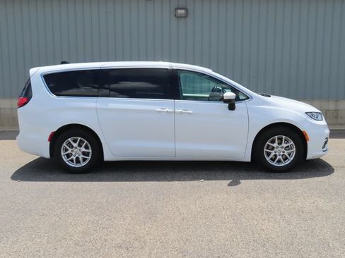 Used 2023 Chrysler Pacifica Touring-L FWD image 2