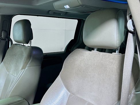 Used 2013 Chrysler Town & Country Limited w/ Luxury Group FWD image 20