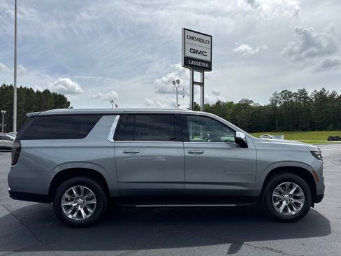 Used 2025 Chevrolet Suburban Premier RWD image 2
