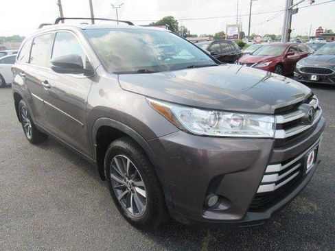 Used 2019 Toyota Highlander XLE AWD/4WD image 1