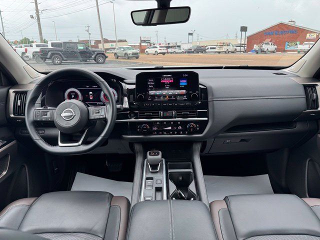 Used 2025 Nissan Pathfinder Platinum FWD image 8