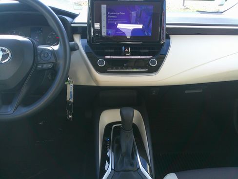 Used 2025 Toyota Corolla LE image 31