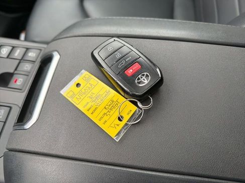 Used 2024 Toyota Highlander XLE image 22