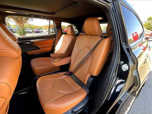 Used 2024 Toyota Highlander Platinum image 29